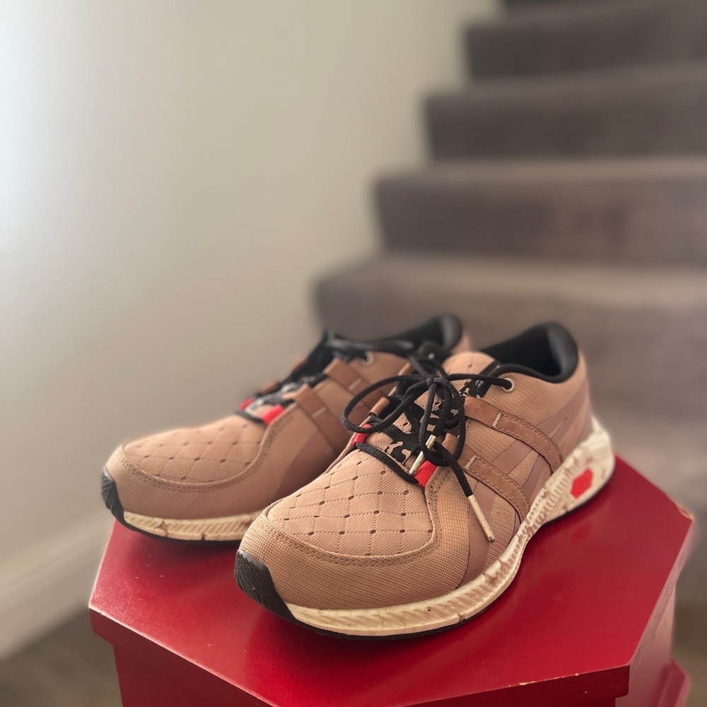 Comfortable Oasis lightweight running shoes in Pink